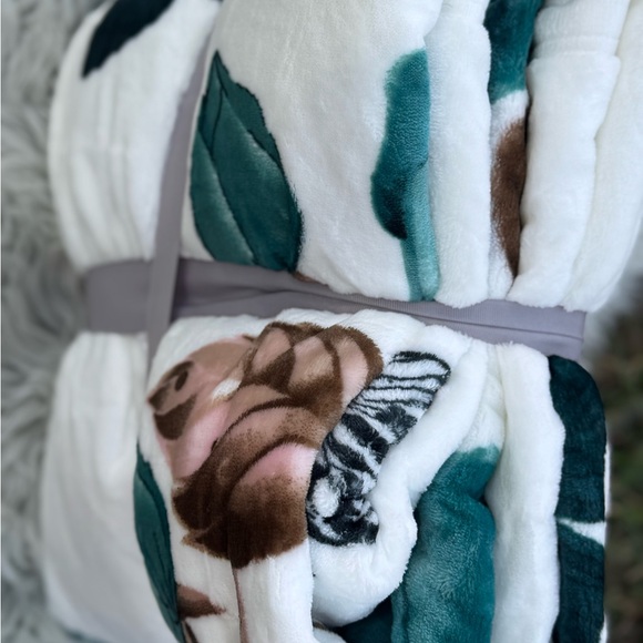 King size Flannel blanket, brand new , Super Soft, thick,Rose pattern,green - Picture 4 of 4